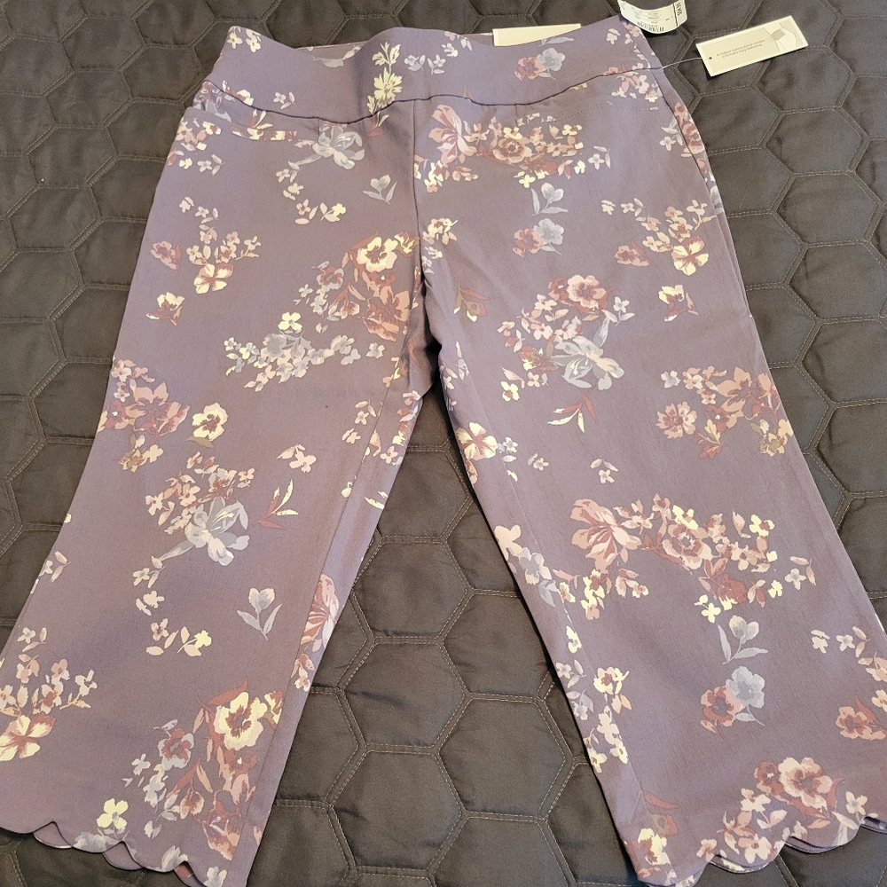 Purple floral signature slimming crop pants. Size 8